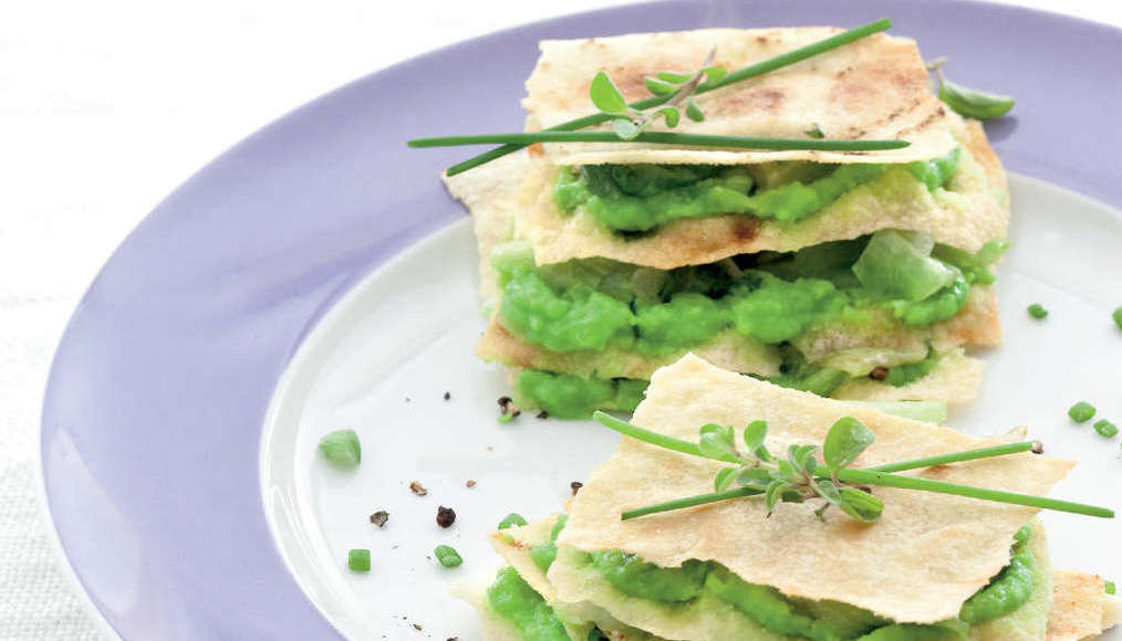 Piccole torri croccanti di pane carasau e crema di piselli