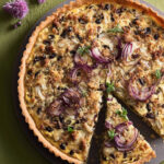 Torta salata alla ricotta con cipollotti rossi e olive