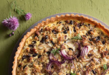 Torta salata alla ricotta con cipollotti rossi e olive