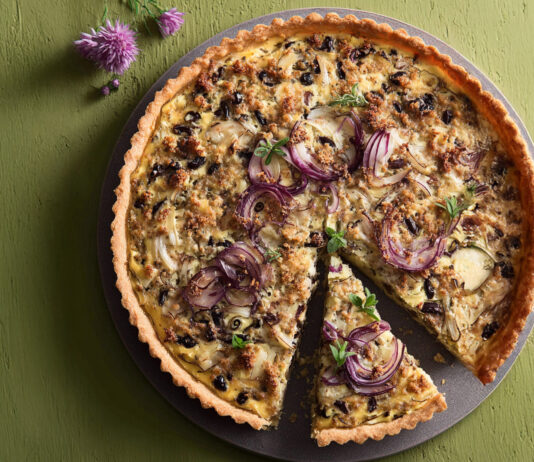 Torta salata alla ricotta con cipollotti rossi e olive