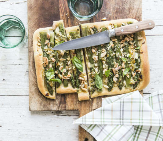 Focaccia con asparagi, cipollotti e mandorle