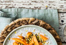 Smoothie bowl al melone con semi di chia e pistacchi