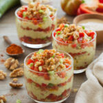 Dadolata di pomodori su hummus crudo di zucchine alla paprica affumicata