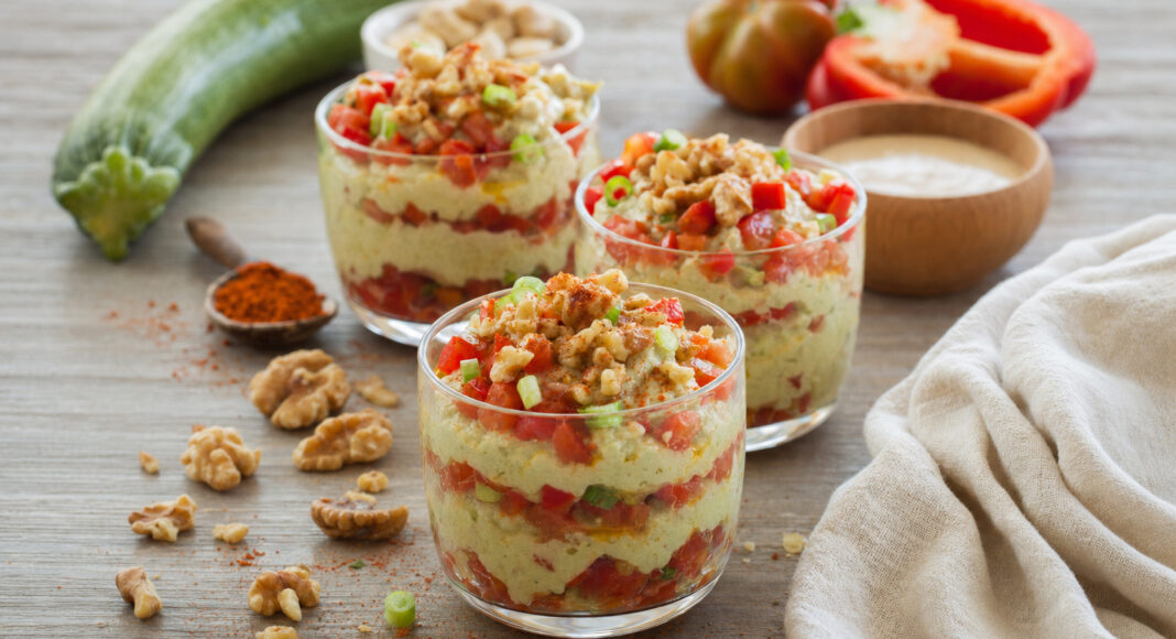 Dadolata di pomodori su hummus crudo di zucchine alla paprica affumicata