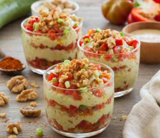Dadolata di pomodori su hummus crudo di zucchine alla paprica affumicata