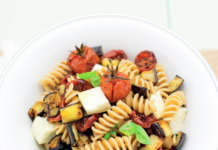 Fusilli in insalata con melanzane arrosto, mozzarella e basilico