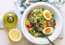 Insalata di bulgur con piselli, pomodori, basilico