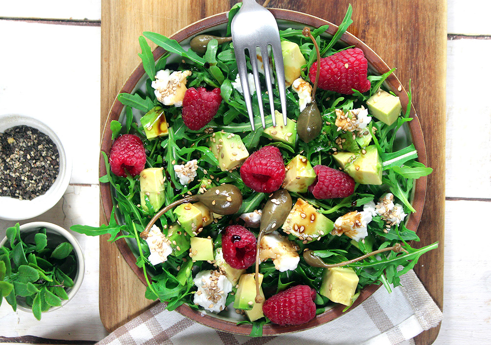 Insalata di rucola, avocado e lamponi