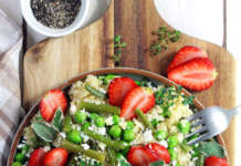 Insalata di miglio, fagiolini, piselli e fragole