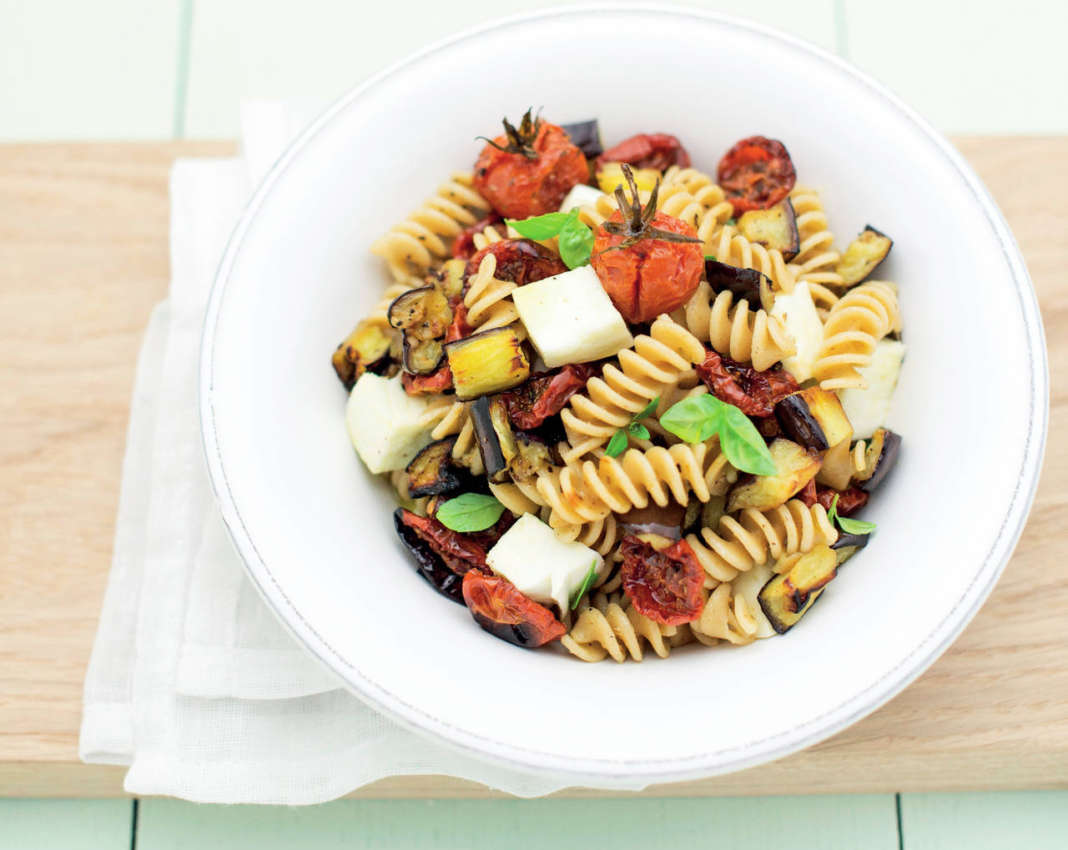 pasta-melanzane-mozzarella-basilico Fusilli in insalata con melanzane arrosto, mozzarella e basilico