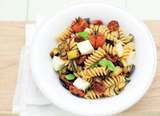 Primi piatti con le melanzane: 5 ricette per un’estate veg e gustosa Fusilli in insalata con melanzane arrosto, mozzarella e basilico