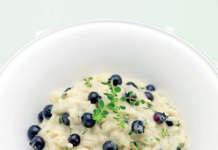 Risotto con caprino e mirtilli freschi