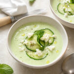 Vellutata di cetrioli allo yogurt con feta e menta