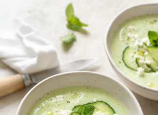 Vellutata di cetrioli allo yogurt con feta e menta