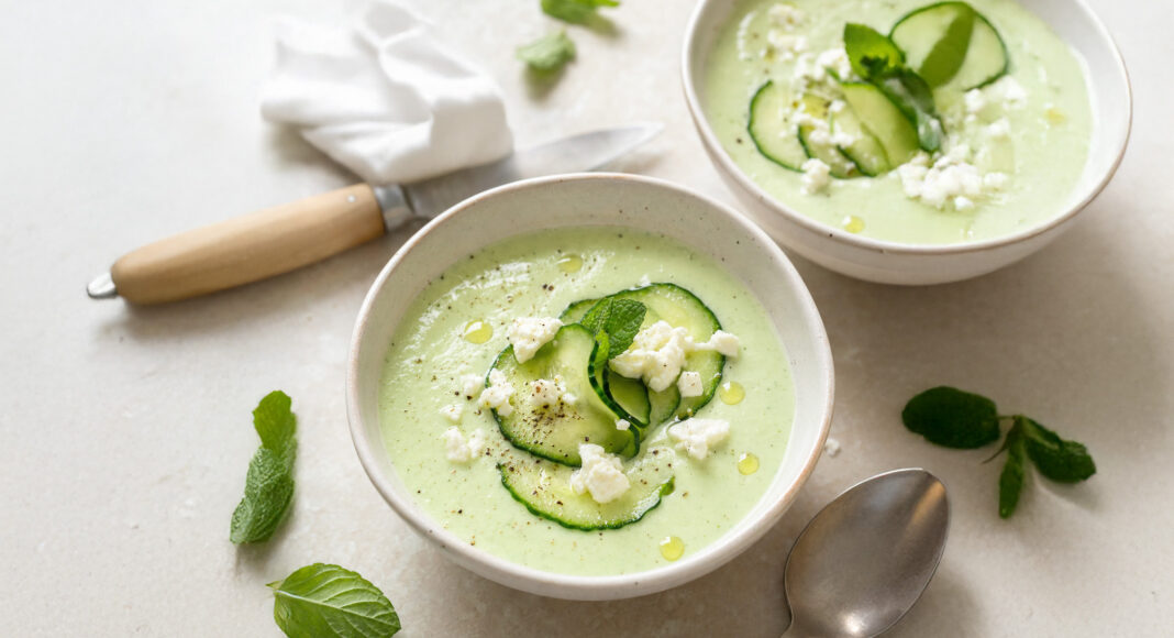 Vellutata di cetrioli allo yogurt con feta e menta