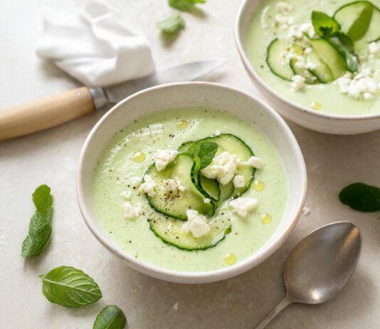 Vellutata di cetrioli allo yogurt con feta e menta