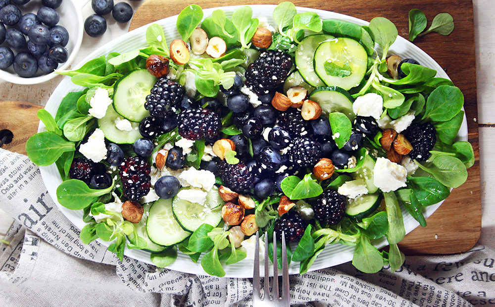 Insalata verde con more e mirtilli