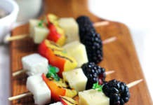 Spiedini pesche, more e formaggi