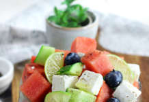 Insalata di anguria, feta, cetrioli e mirtilli