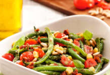 Insalata di fagiolini e pomodorini con salsa al basilico