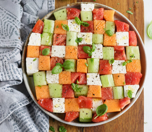 Insalata di melone, cetrioli e pomodori