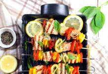 Spiedini di salmone, limone e peperone