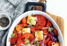 Teglia di pomodori, cipolle e feta al forno