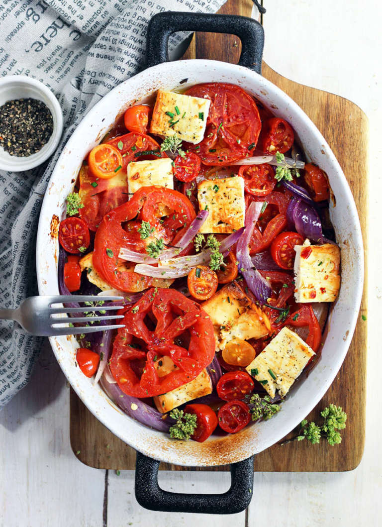 Teglia di pomodori, cipolle e feta al forno