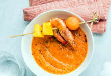 Mini gazpacho di melone con spiedini di gamberi e mango