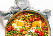 Shakshuka di uova con zucchine e pomodorini