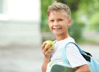 bambino che fa merenda