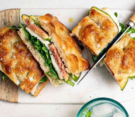 Focaccia farcita con taleggio, fichi e rucola