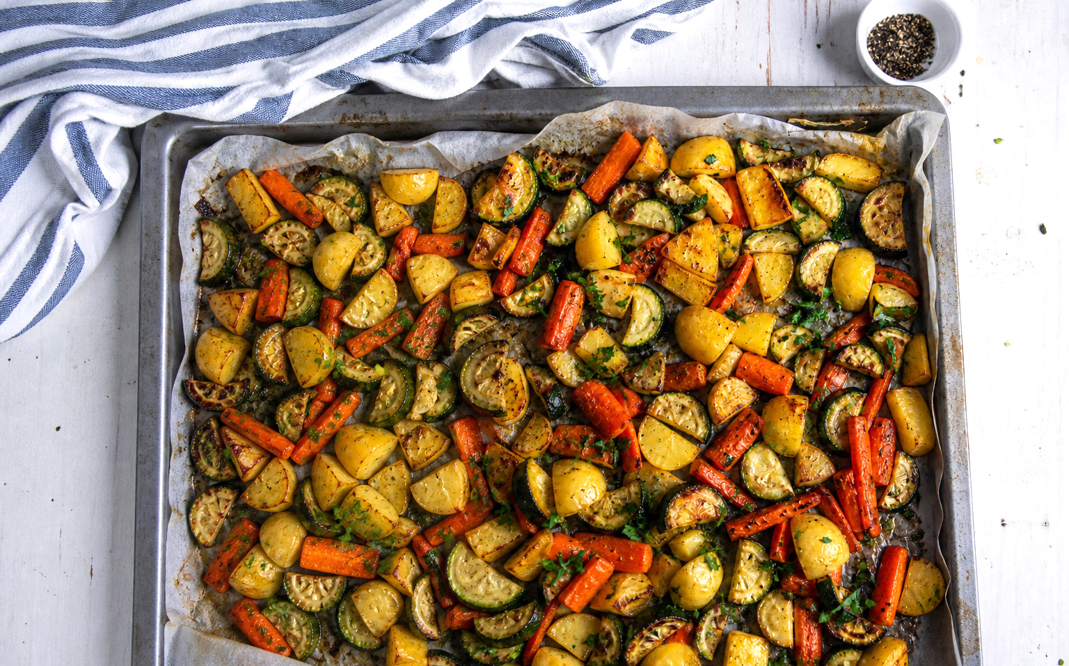 patate-carote-zucchine-forno-contorno-teglia Patate, carote e zucchine al forno