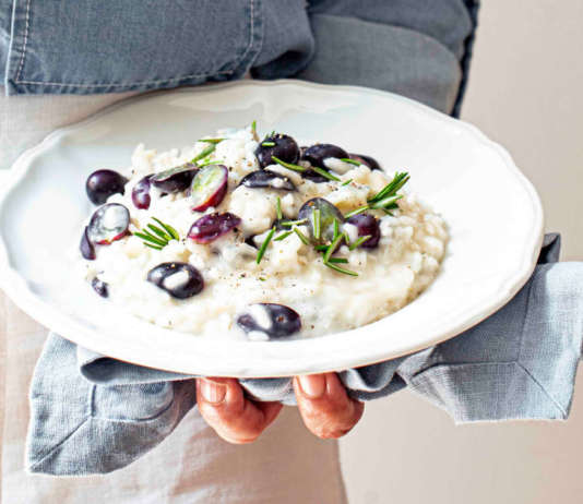 Risotto all'uva nera con gorgonzola e rosmarino