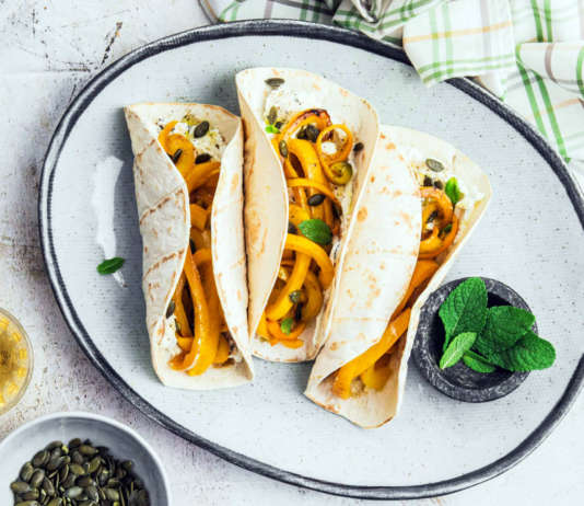 Tortillas al caprino con peperoni, semi di zucca e menta