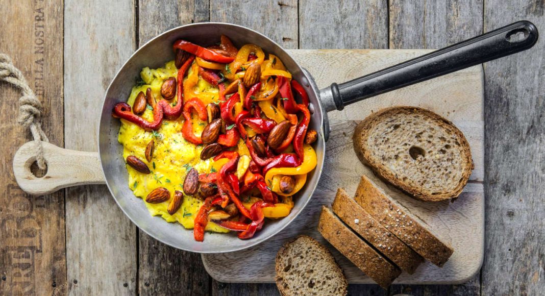 Uova strapazzate con peperoni alle mandorle