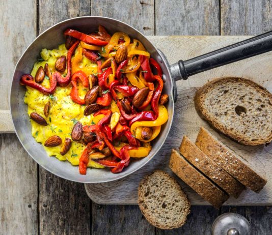 Uova strapazzate con peperoni alle mandorle