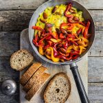 Uova strapazzate con peperoni alle mandorle