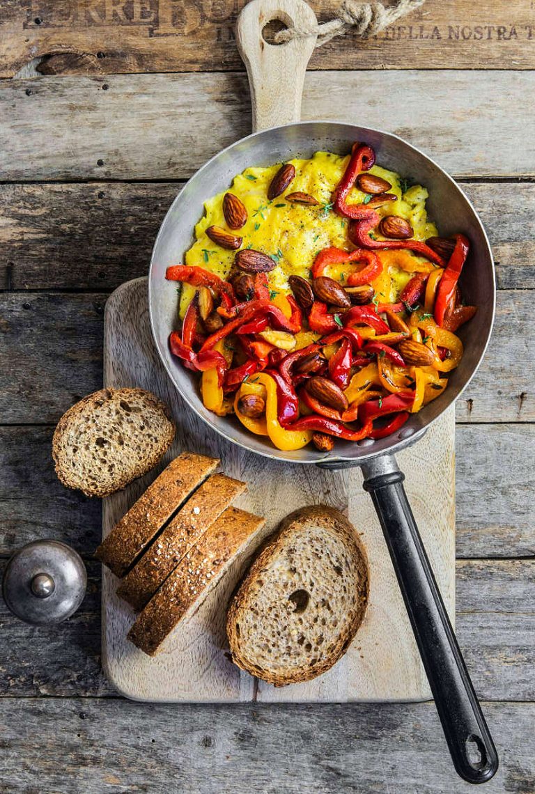 Uova strapazzate con peperoni alle mandorle