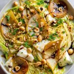 Insalata di cavolo cappuccio, pere caramellate e gorgonzola