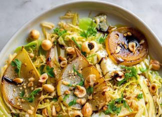 Insalata di cavolo cappuccio, pere caramellate e gorgonzola