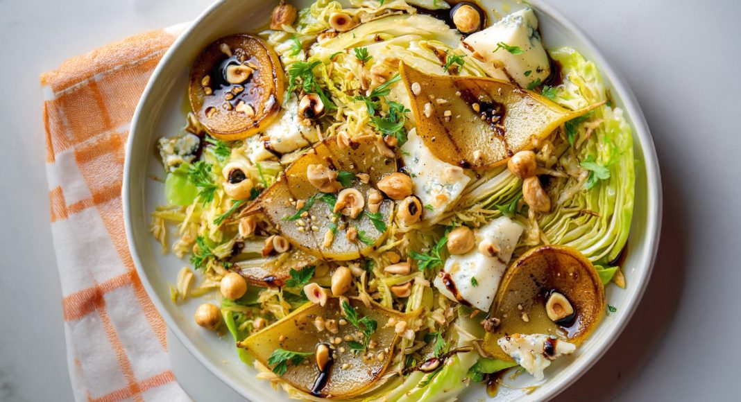 Insalata di cavolo cappuccio, pere caramellate e gorgonzola