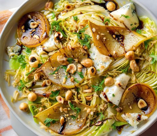 Insalata di cavolo cappuccio, pere caramellate e gorgonzola
