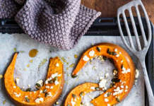 Zucca arrosto con feta, miele e semi di zucca