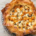 Crostata salata di pasta fillo con zucca, provola affumicata e salvia