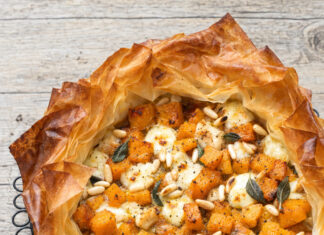 Crostata salata di pasta fillo con zucca, provola affumicata e salvia