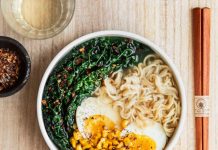 Ramen con cavolo nero, uova e mais abbrustolito