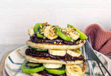 Crepes di ceci con crema al cacao, kiwi e banane