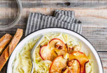 Insalata di cavolo cappuccio, mele caramellate e nocciole