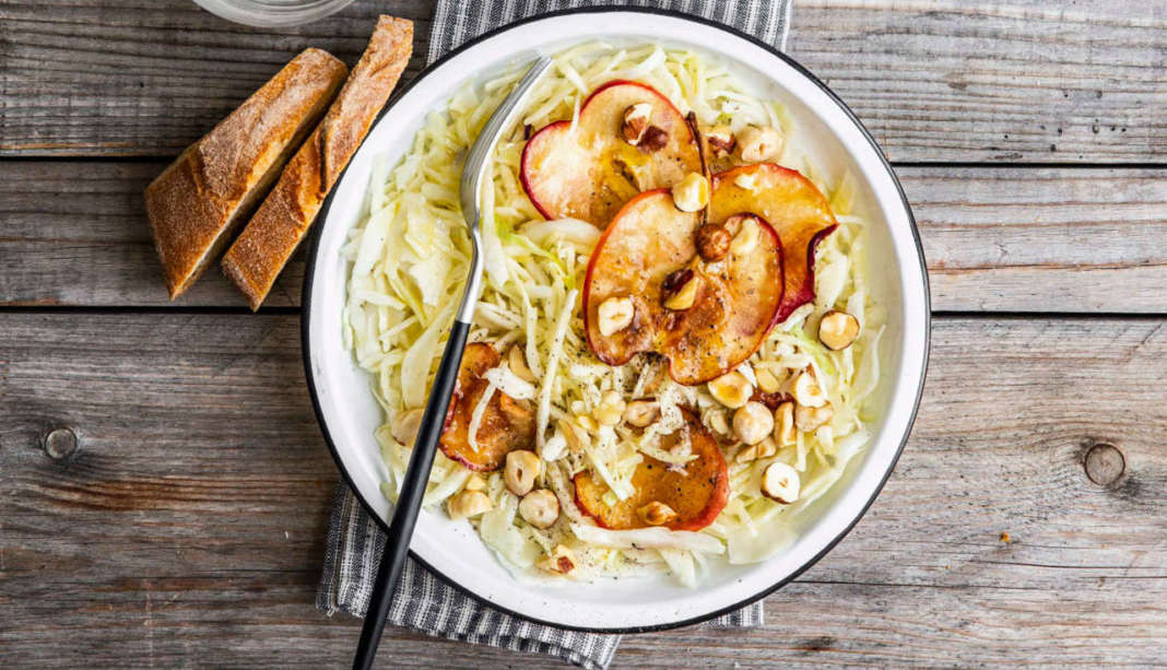 Insalata di cavolo cappuccio, mele caramellate e nocciole